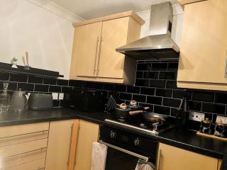 Simple House w- FREE PARKING by Manchester Airport - FREE DROP-OFF - 2