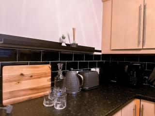 Simple House w- FREE PARKING by Manchester Airport - FREE DROP-OFF - 1