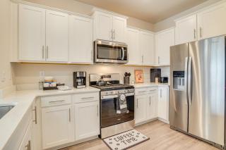 Frederick Townhome with Balcony, Close to Parks! - Frederick - 4