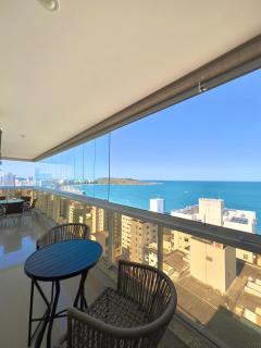 Desfrute de um moderno apto na Praia do Morro, com deslumbrante vista mar, a uma quadra da praia, redes de proteção, quartos com ar condicionado, roupas de cama e banho, TV 65, internet 500 mega, prédio com piscina e portaria 24 horas - Guarapari - 0