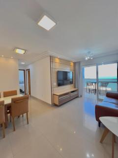 Desfrute de um moderno apto na Praia do Morro, com deslumbrante vista mar, a uma quadra da praia, redes de proteção, quartos com ar condicionado, roupas de cama e banho, TV 65, internet 500 mega, prédio com piscina, portaria 24 horas e 2 vagas - 6