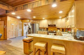 Riverfront Helen Cabin with Hot Tub and Deck! - Cleveland - 4