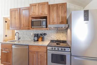 Cozy Bear Den - Sauna New Kitchen Fireplace Large Tv Wifi Indoor Sauna - 9