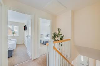 Beautiful Detached House with Study Room, SmartTVs, Fast Wifi and Free Driveway Parking by Yoko Property - Northampton - 2