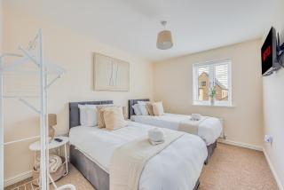 Beautiful Detached House with Study Room, SmartTVs, Fast Wifi and Free Driveway Parking by Yoko Property - Northampton - 1