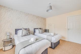 Beautiful Detached House with Study Room, SmartTVs, Fast Wifi and Free Driveway Parking by Yoko Property - Northampton - 4