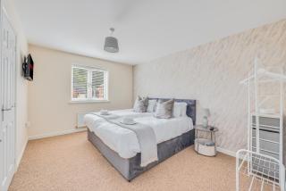 Beautiful Detached House with Study Room, SmartTVs, Fast Wifi and Free Driveway Parking by Yoko Property - Northampton - 3