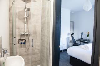 Stylish Home, hosted by ESONGRACE Stays, Stoke-on-Trent - Perfect for Families - Contractors - Holiday makers - Emergency Housing - Professionals, Relocators - 7