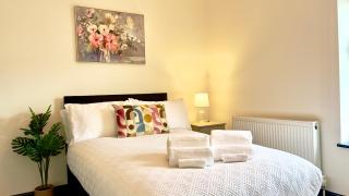 Stylish Home, hosted by ESONGRACE Stays, Stoke-on-Trent - Perfect for Families - Contractors - Holiday makers - Emergency Housing - Professionals, Relocators - 3