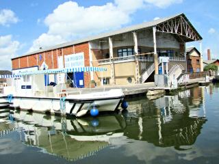 Séjour Insolite sur un Bateau Confortable pour 2 à Digoin, Proche Commerces et Gare - API-1-46-9 - Digoin - 2