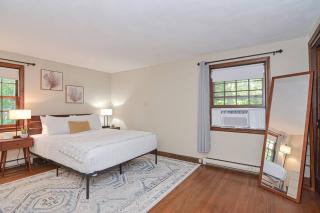 Master Bedroom with bath in a beautiful home - Shrewsbury - 0