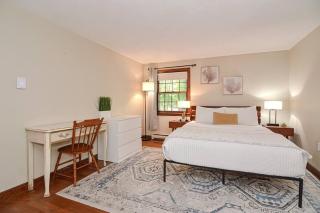 Master Bedroom with bath in a beautiful home - Shrewsbury - 6