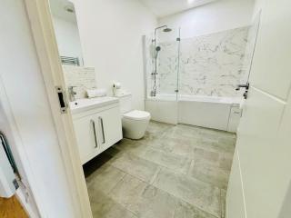 Sleeps up to 6 - Central modern - outside space - - 1