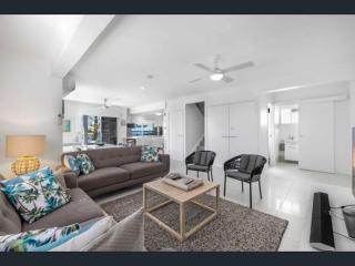 The Golden Beach House Absolute Water Front - 3