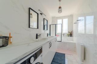 Cosy Modern Apartment - 1 minute walk from train station - Creil - 1