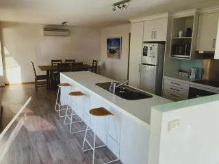 Spacious Modern Home Outstanding Views sleeps 9 - Hobart - 9