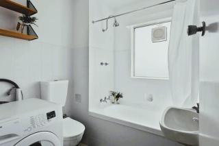 Renovated unit in leafy surrounds close to shops - Hobart - 4
