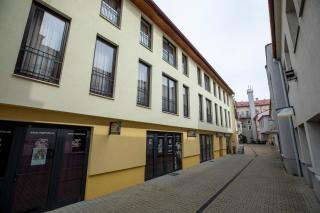 ALURE RESIDENCES 12 & 24h self check-in & private parking next to the apartment building included, CITY CENTER right on SNP Square in a quiet passage, new building, best deal in town - Banská Bystrica - 5