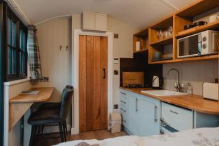 Herdie Hideaway - Shepherds Hut - 6