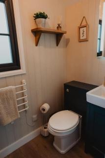 Herdie Hideaway - Shepherds Hut - 5