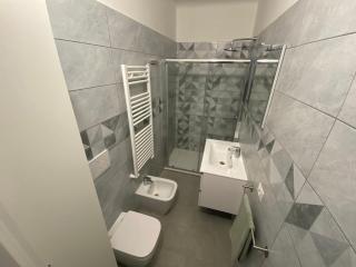 Renovated with two single beds - Milan - 7
