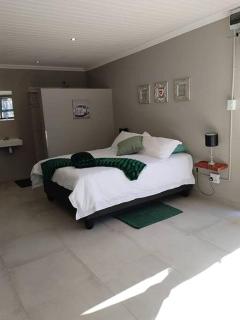 Stellies Accommodation - Room 3 - 2