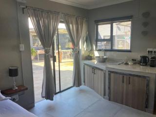 Stellies Accommodation - Room 3 - 1