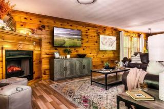 Fall Foliage! Hot Tub! Parkway 2min! PetsOK! BBQ! - 2