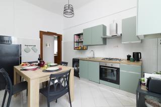 LoreLake Holidays -Big City Life - Parking& Private Terrace - 10 min from city Center, Lake & Stadium - 7
