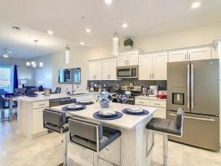 Terrific Thematic Lakeview 2B with 2 Clubhouses - Kissimmee - 0