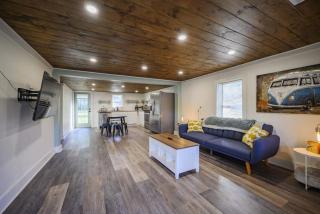 3 Bed 2 Bath Renovated Home Near The Lake - 0