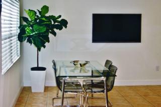 Tranquil 2 bed 1 bath at Beach, Glimpse of the Ocean - Miami Beach - 4