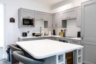 Beach Haven, Steps to Sand, Trails & Shops, Highly Rated 2-Bedroom House Minutes from Mumbles Beach with a Patio - Oystermouth - 5