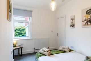 Beach Haven, Steps to Sand, Trails & Shops, Highly Rated 2-Bedroom House Minutes from Mumbles Beach with a Patio - Oystermouth - 7