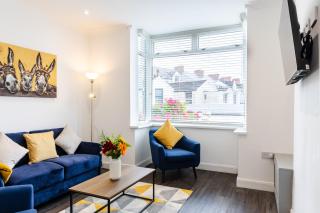 Beach Haven, Steps to Sand, Trails & Shops, Highly Rated 2-Bedroom House Minutes from Mumbles Beach with a Patio - Oystermouth - 6