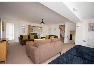 Warwick Views - Family Hot Tub Home Lovely Views with Ample Parking - 1