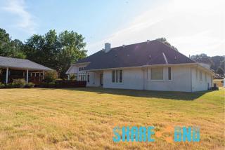 Elegant Lakefront Home W Covered Patio - Little Rock - 2