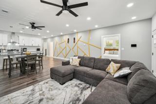 Centrally Located Home in Atlanta-10 Mins from GA Aquarium, Mercedes Benz Stadium, & Much More - Atlanta - 0