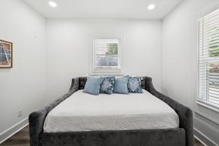 Centrally Located Home in Atlanta-10 Mins from GA Aquarium, Mercedes Benz Stadium, & Much More - Atlanta - 1