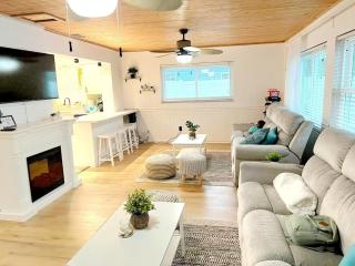 Stylish Heated Pool House Near The Beach - St. Petersburg - 2