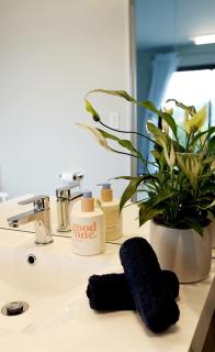 Wānaka Mountain Views Guest Room --no kitchen-- - Wanaka - 1