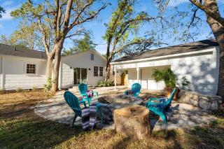 Luxury Bungalow Near Main W Hot-tub And Firepit - Fredericksburg - 3