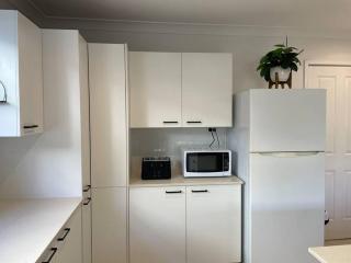 Miami's Family Getaway Sleeps 10, Pool, Patio, Walk to North Burleigh Beach & Shops - 2