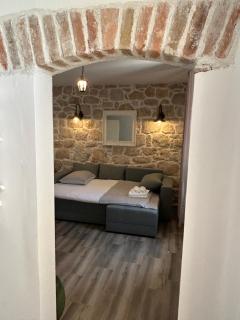 Holiday house Pantovčak, secluded stone house with heated pool and unique view - 2