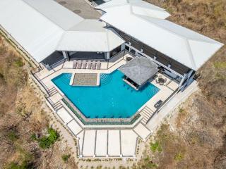 Luxurious Mountaintop Retreat with Ocean Views - Matapalo - 1