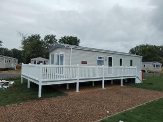 Elegant 2 Bed 1 and Half Bath Caravan in Holiday Resort Village - Northampton - 8