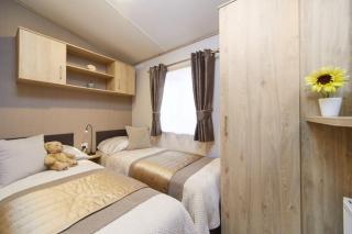 Elegant 2 Bed 1 and Half Bath Caravan in Holiday Resort Village - Northampton - 4