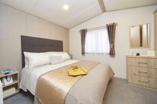 Elegant 2 Bed 1 and Half Bath Caravan in Holiday Resort Village - Northampton - 2