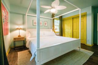 Sleeps 18 Island Home on Acre Hidden Speakeasy - Savannah - 7