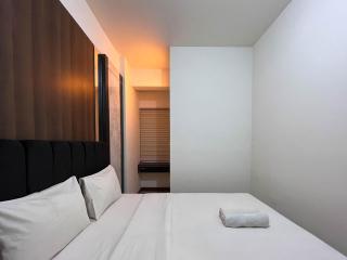 Warm and Cozy 2BR Vida View Makassar Apartment By Travelio - Pampang - 9